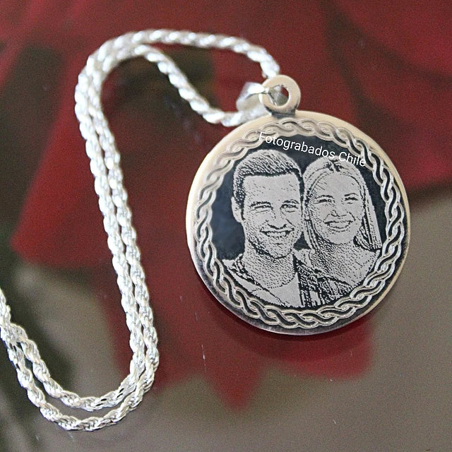 placa redonda grande 1 a 4 rostros borde trenzado + cadena 50cm
